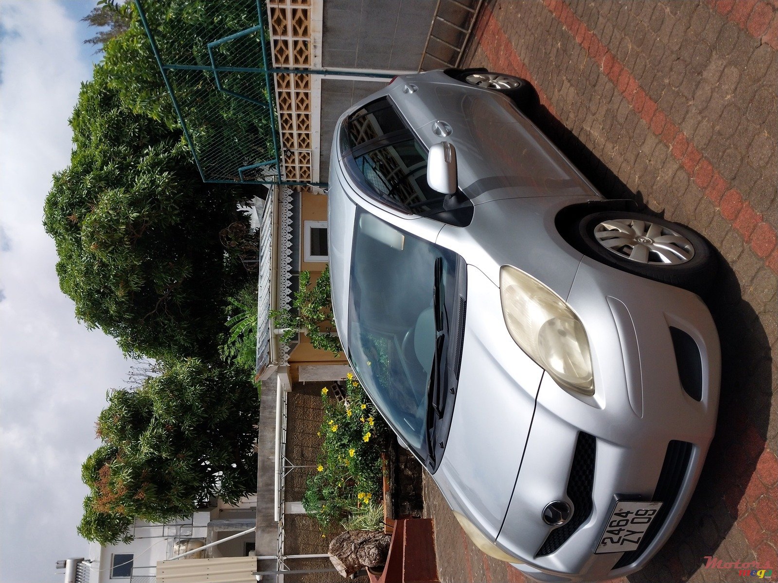 2009' Toyota Vitz photo #2