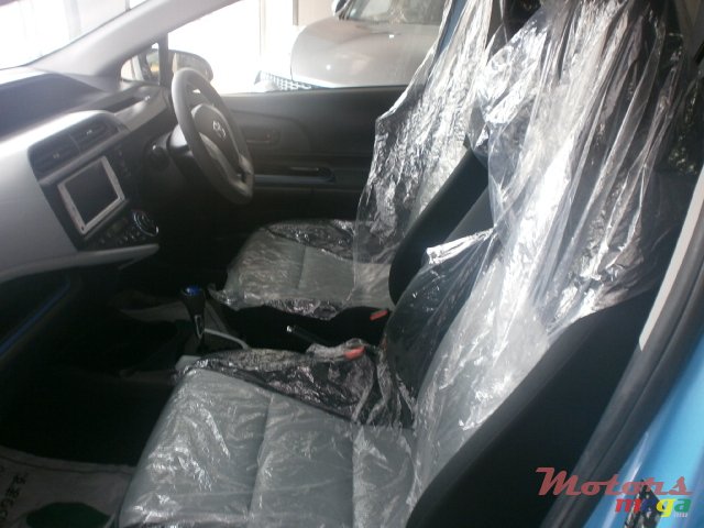 2013' Toyota Prius Aqua photo #2