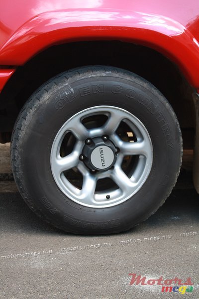 2001' Isuzu photo #2