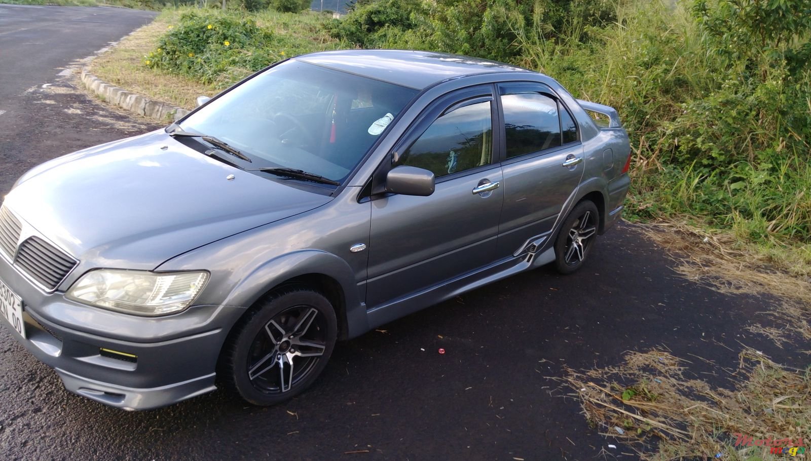 2000' Mitsubishi Lancer photo #2