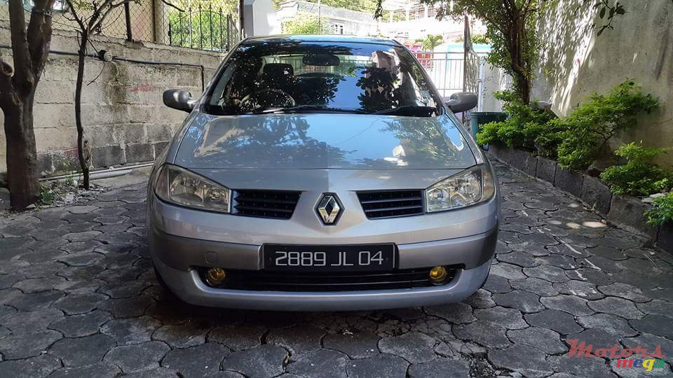 2004' Renault photo #1