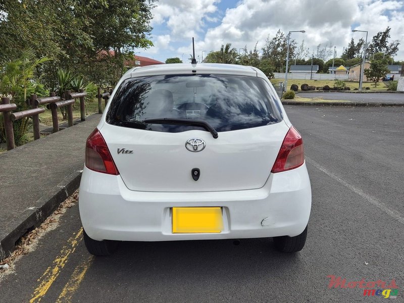 2006' Toyota Vitz photo #4