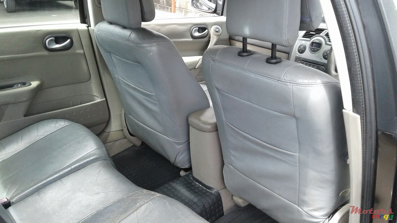 2005' Renault Megane photo #2