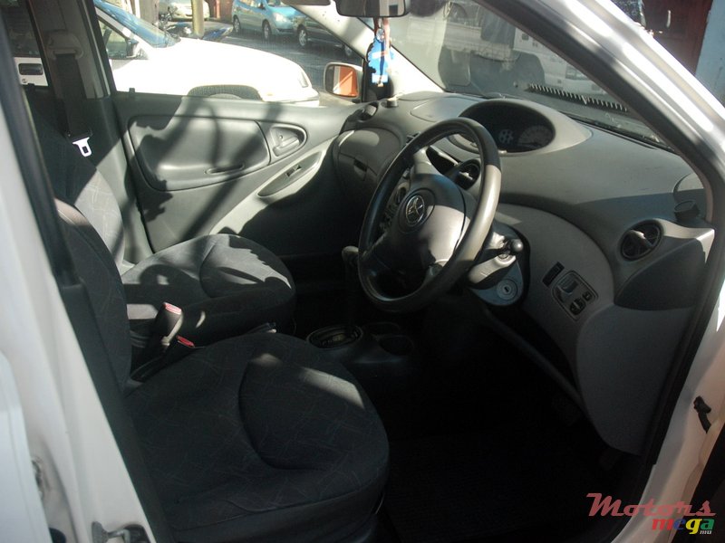 2002' Toyota Vitz Automatic photo #3