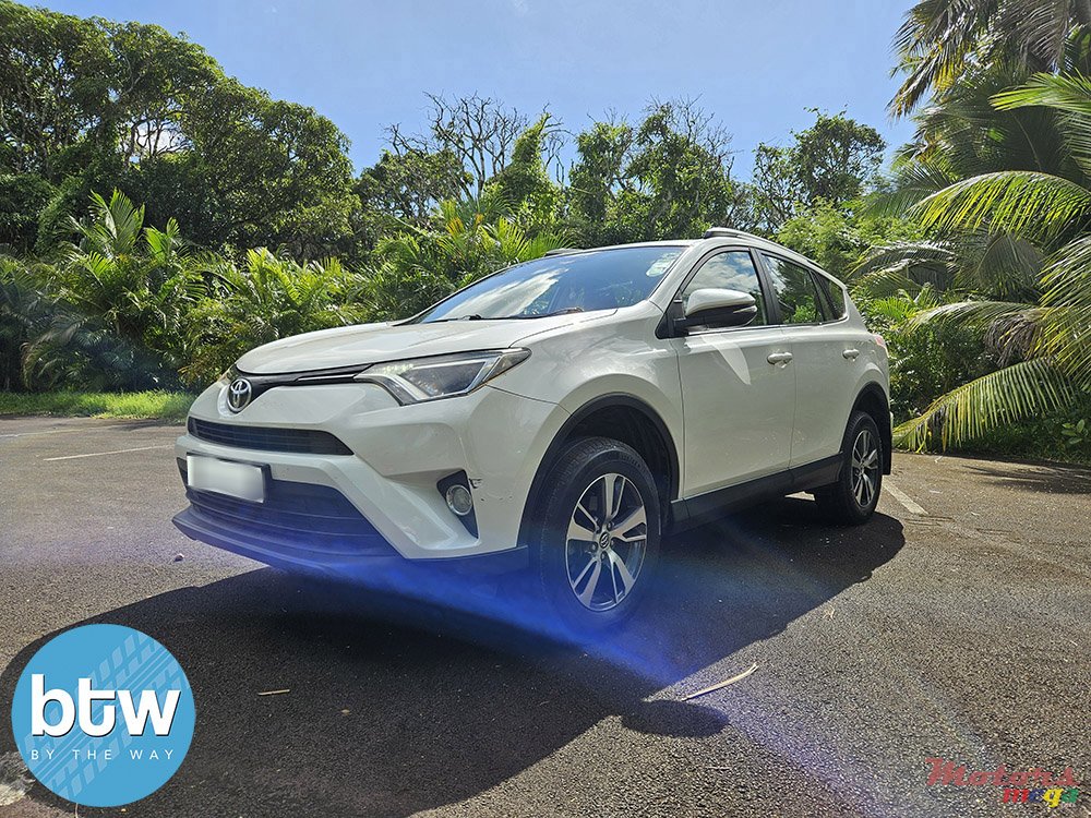 2018' Toyota RAV4 photo #2