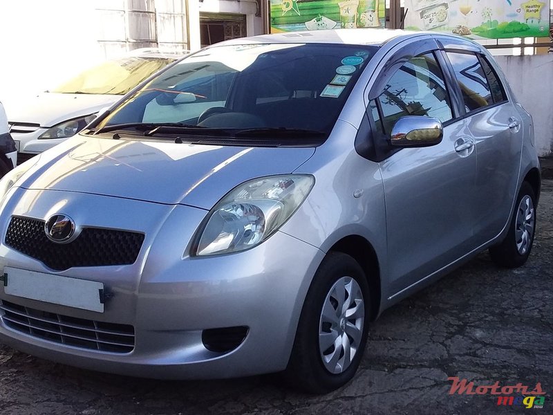 2005' Toyota Vitz photo #2