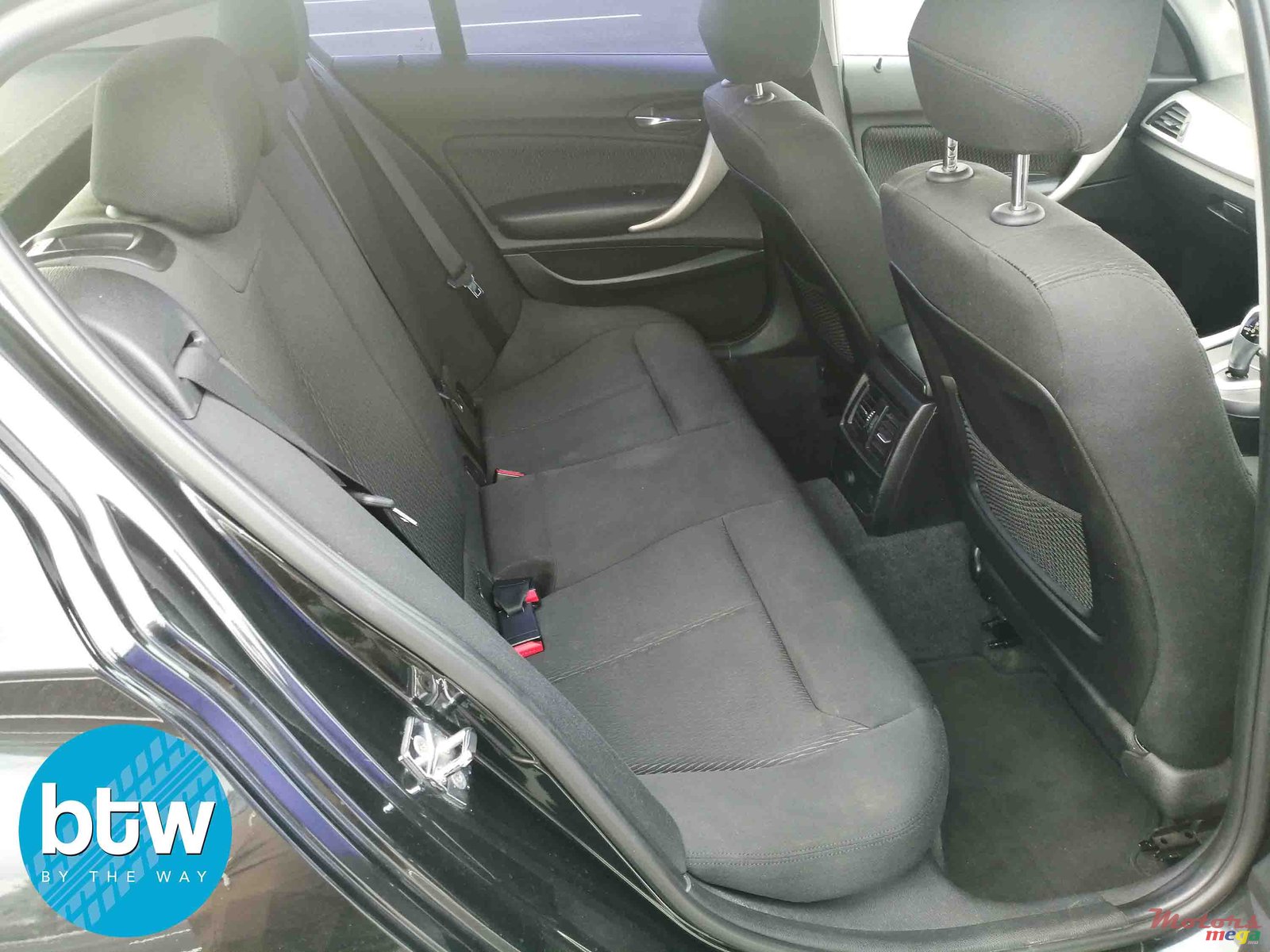 2012' BMW 1 Series 118i photo #3