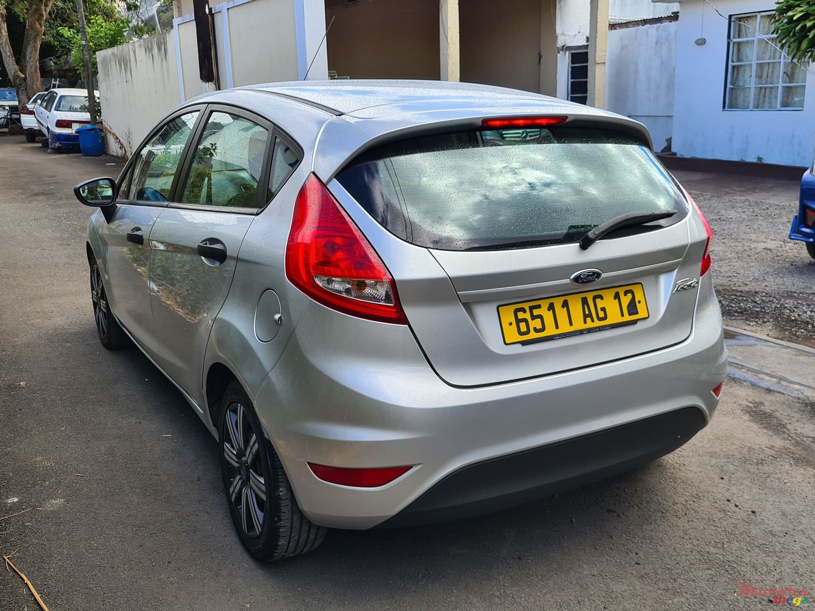 2012' Ford Fiesta Hatchback photo #3