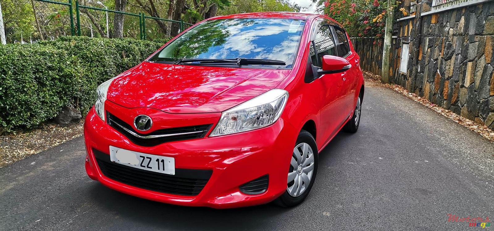 2011' Toyota Vitz Jewela photo #2