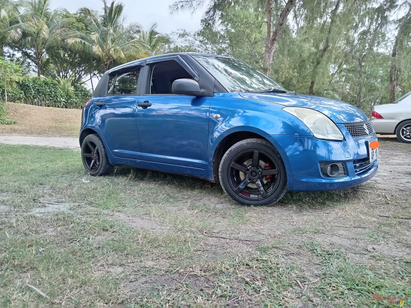 2010' Suzuki Swift photo #2