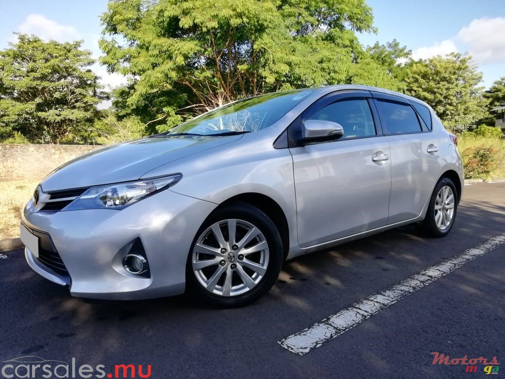 2012' Toyota Auris 1.5 Hatchback photo #2