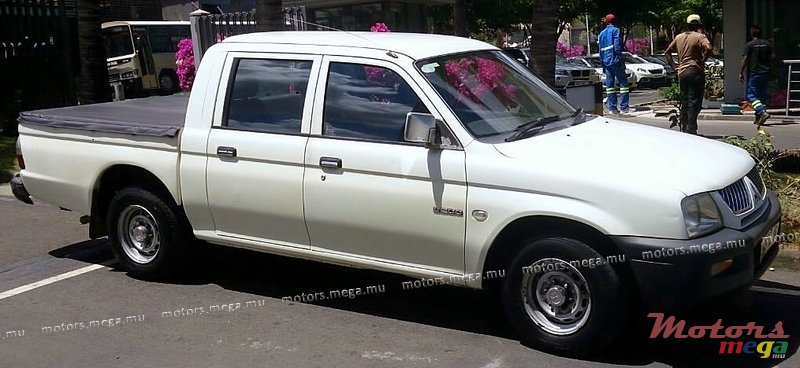 2006' Mitsubishi L200 photo #1