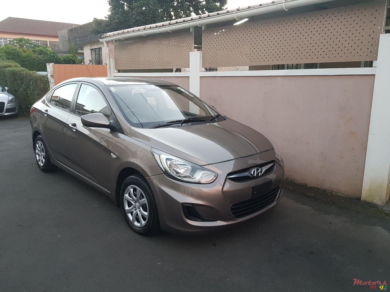 2011' Hyundai Accent photo #1