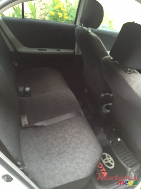 2009' Toyota Vitz photo #4