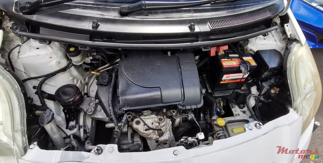 2005' Toyota Vitz photo #2