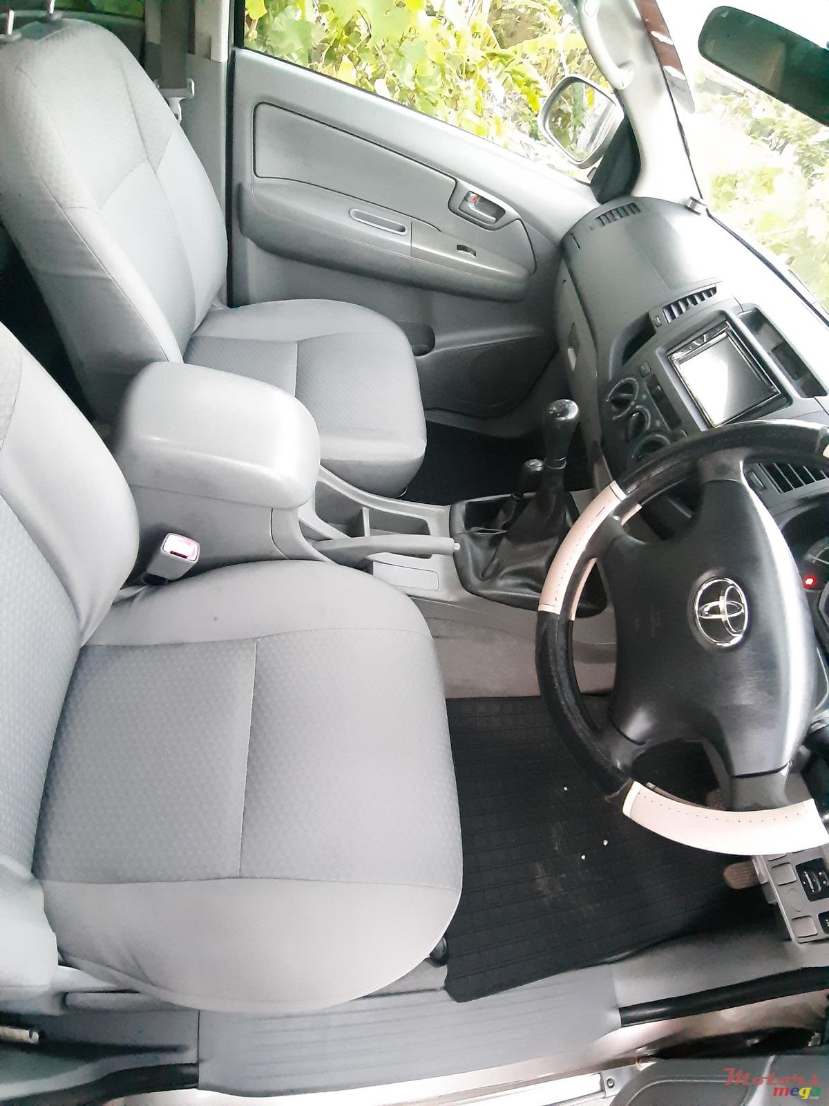 2011' Toyota Hilux photo #2