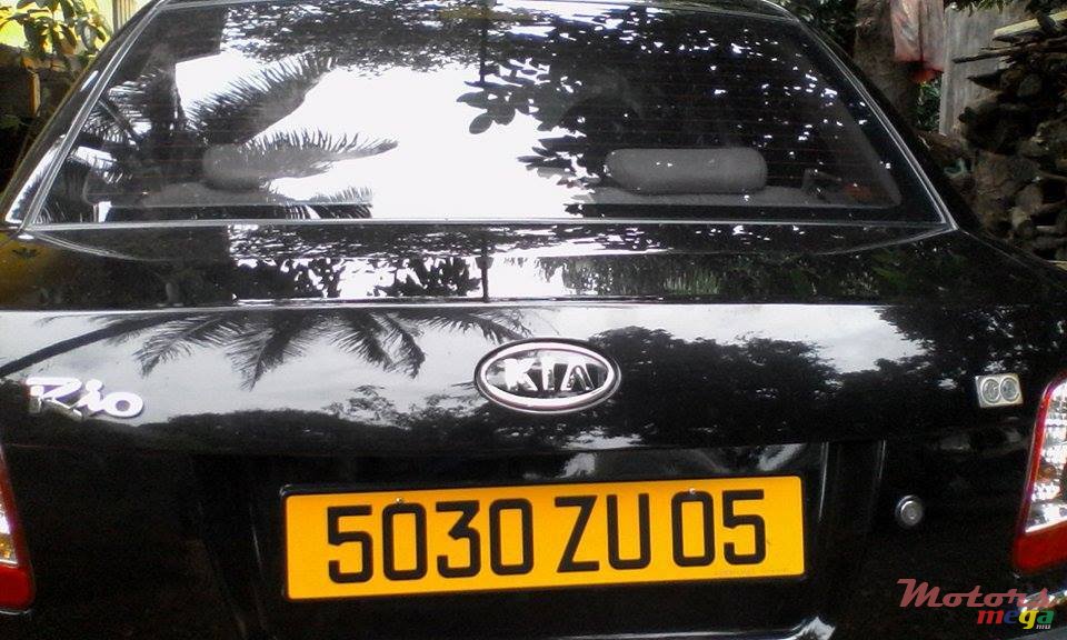 2005' Kia Rio Sedan photo #1