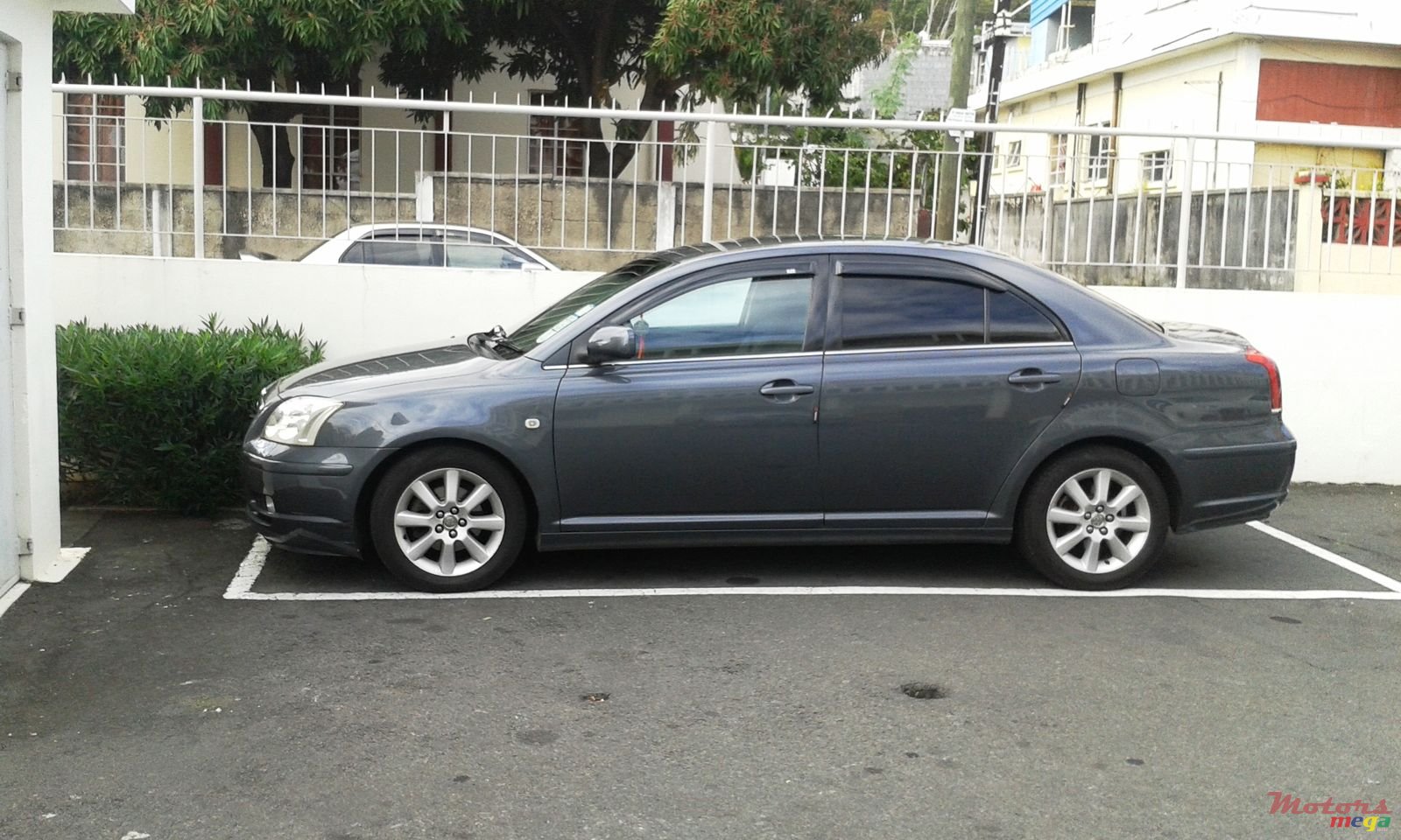 2006' Toyota Avensis Saloon photo #1