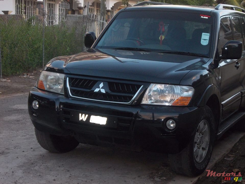 2006' Mitsubishi Pajero photo #1