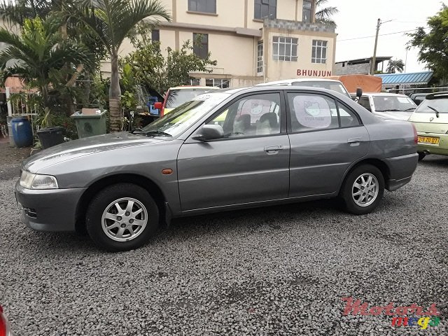 2001' Mitsubishi Lancer photo #3