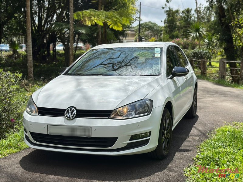 2017' Volkswagen Golf photo #2