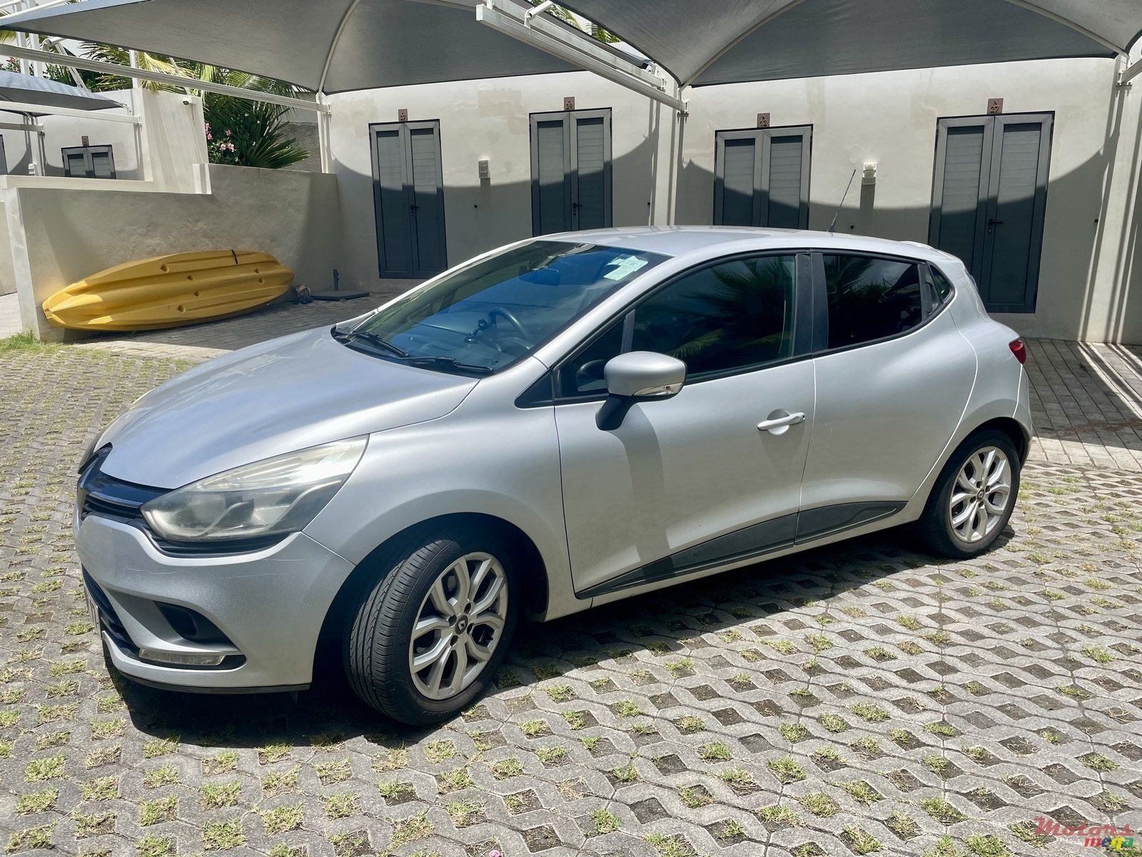 2017' Renault Clio Hatchback 1.2 A Turbo photo #3