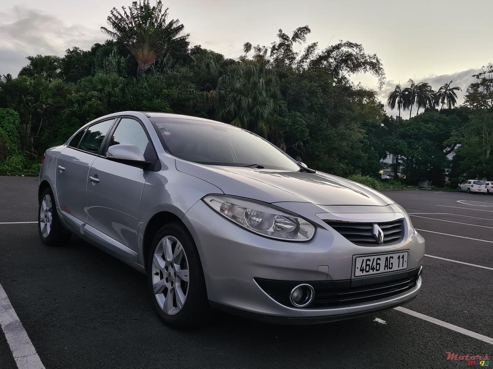 2011' Renault Fluence 1.6 photo #2