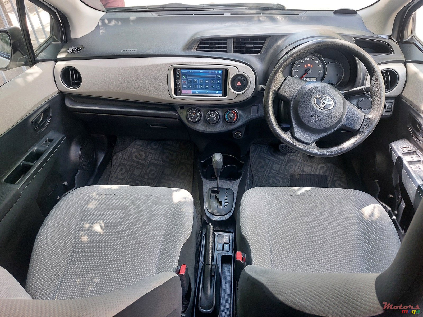 2013' Toyota Vitz photo #6