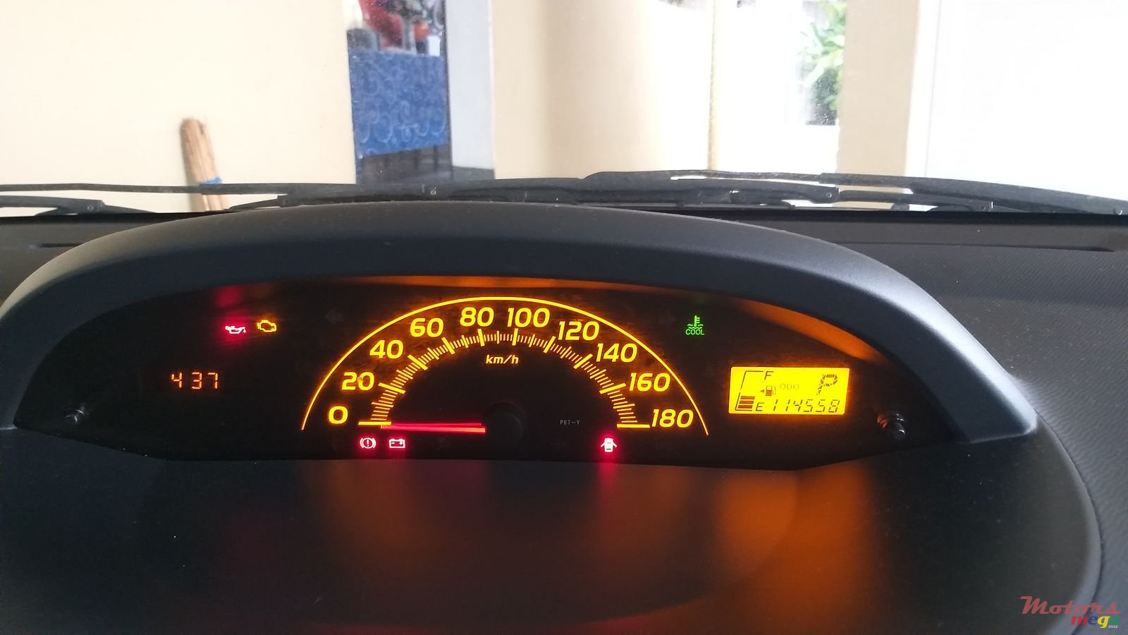 2011' Toyota Vitz photo #2