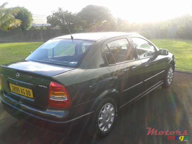 2000' Opel Astra 4 portes photo #2