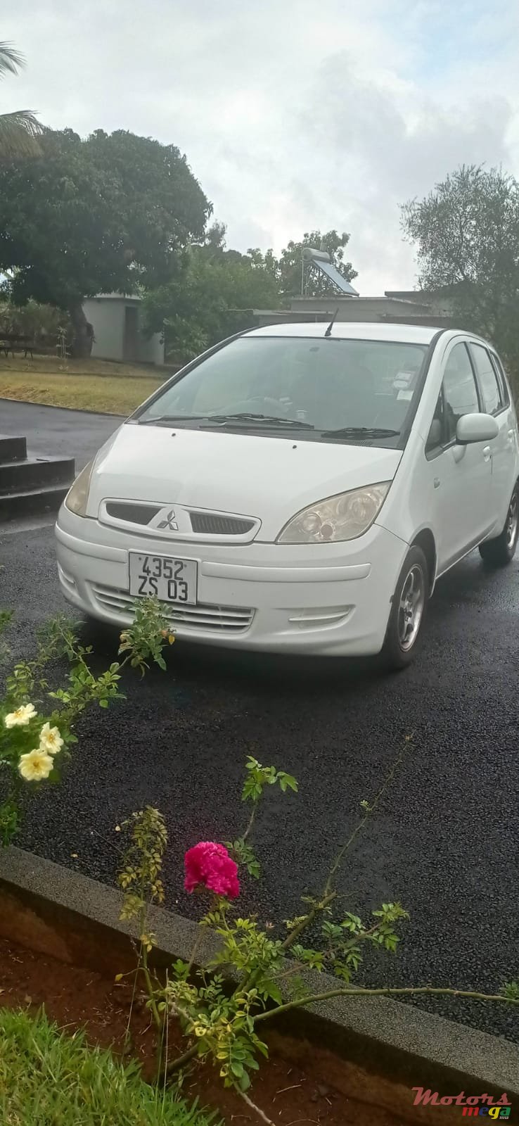 2003' Mitsubishi Colt photo #2