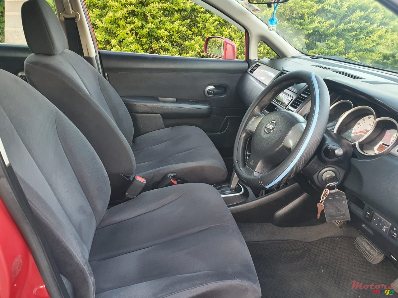 2008' Nissan Tiida Hatchback photo #5