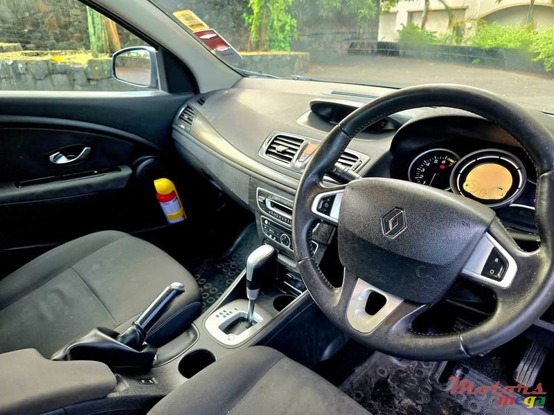 2011' Renault Megane photo #5