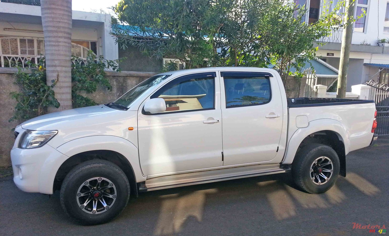 2012' Toyota Hilux photo #1