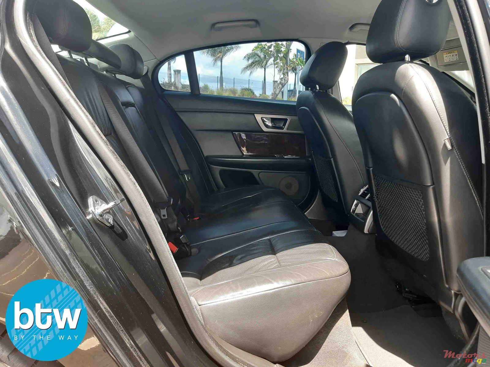 2011' Jaguar XF Sport photo #4