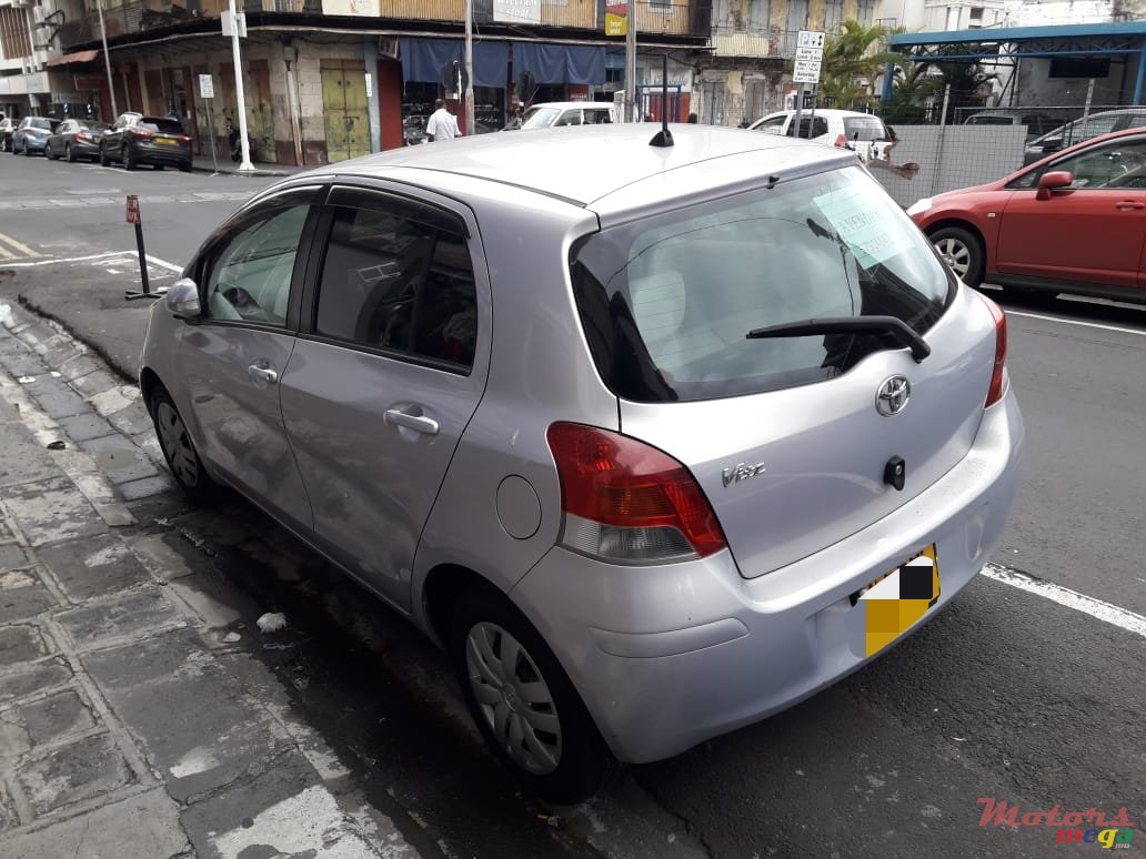 2009' Toyota Vitz photo #1