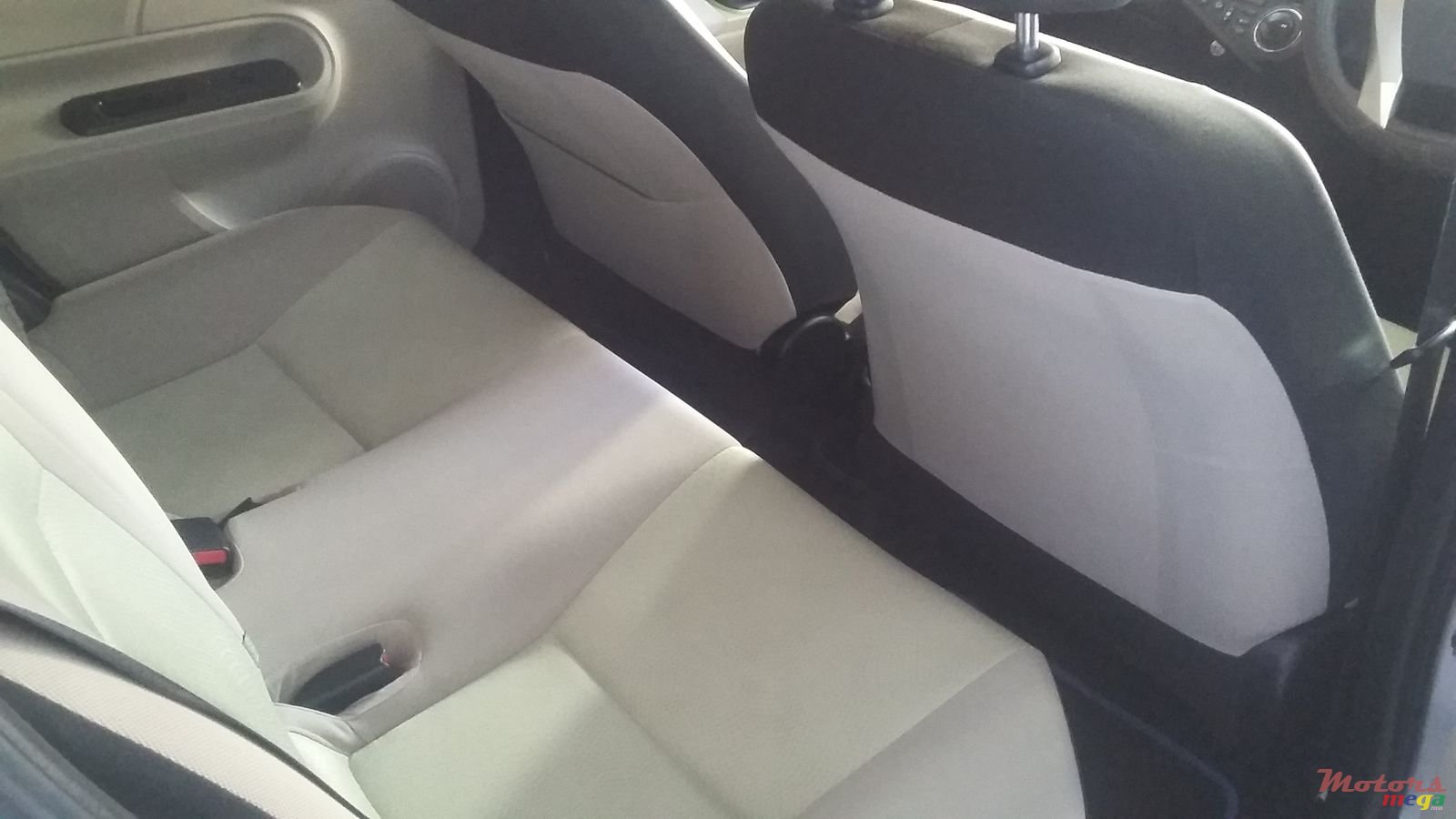 2012' Toyota Aqua photo #3