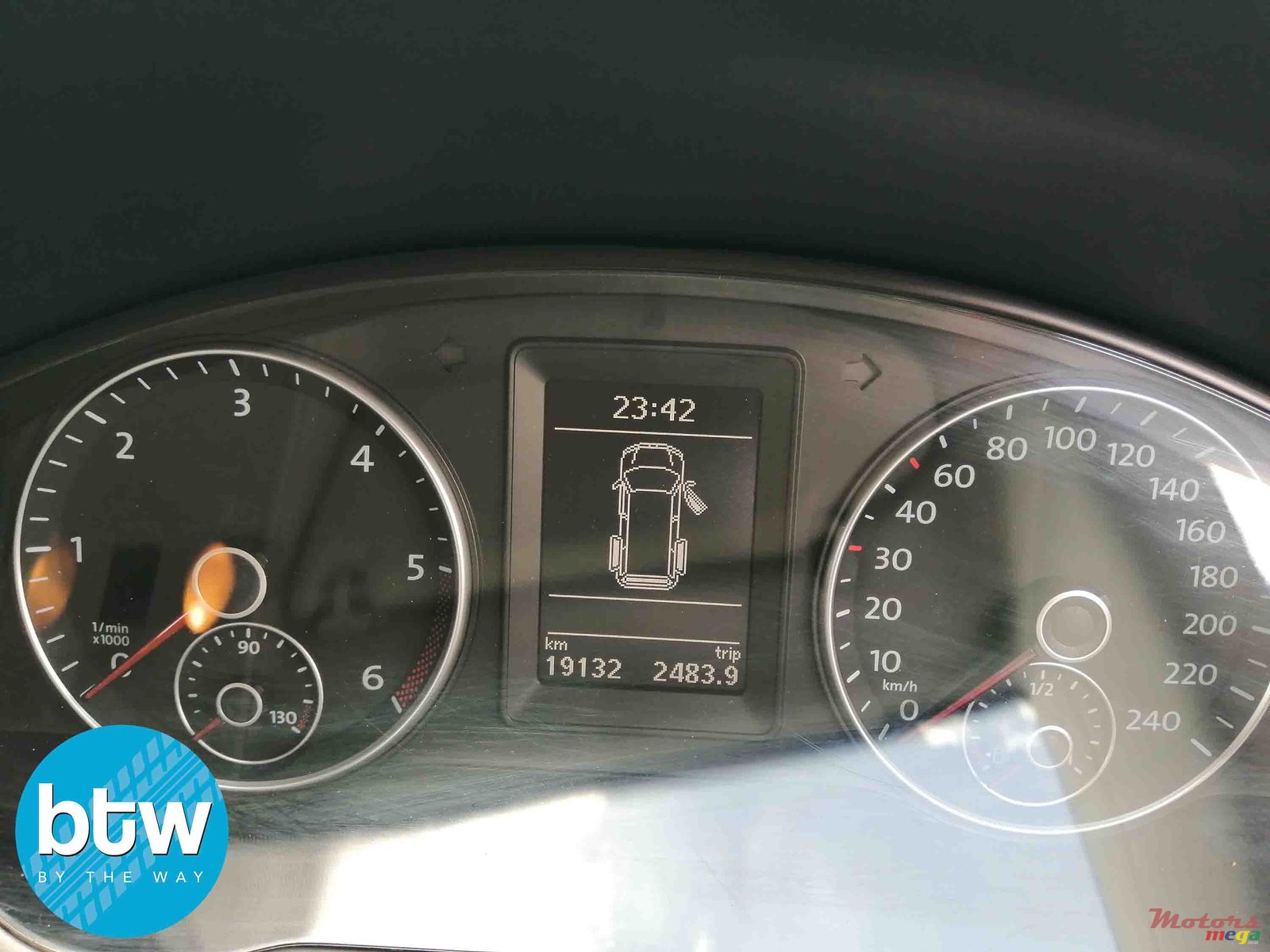 2015' Volkswagen Caravelle photo #7