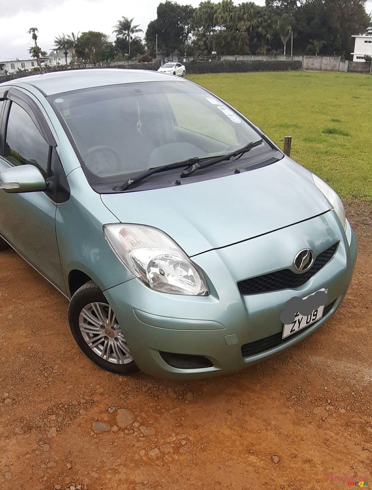 2009' Toyota Vitz photo #2