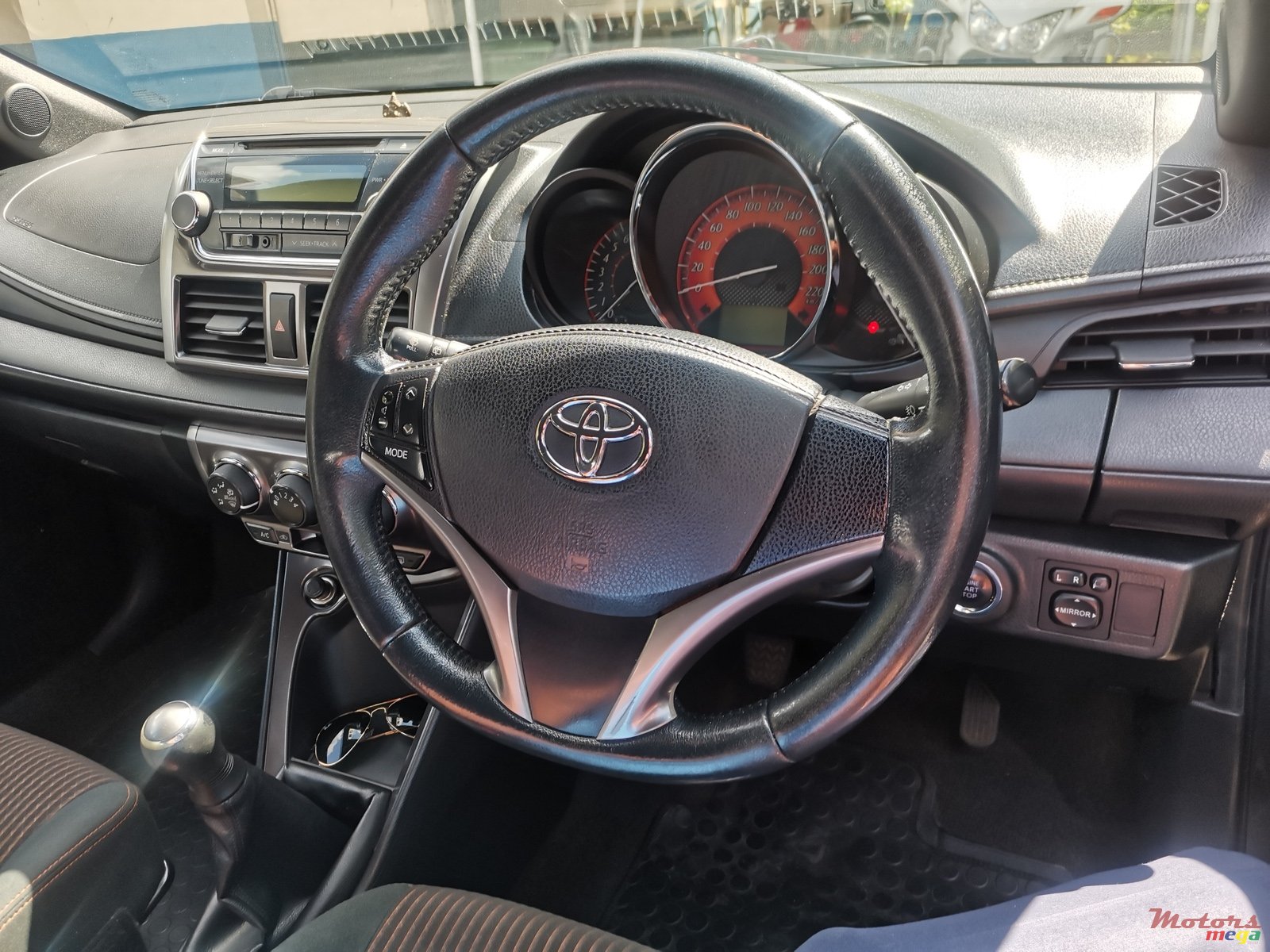 2015' Toyota Yaris Grade G photo #4