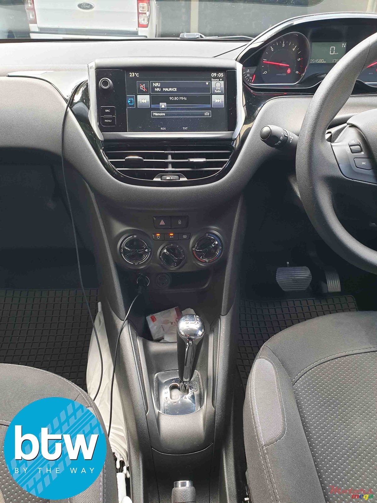 2015' Peugeot 208 eHDI Active photo #5