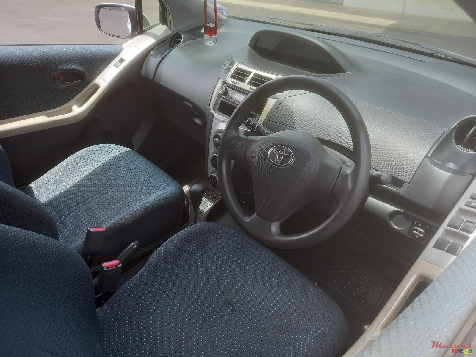 2005' Toyota Vitz photo #7