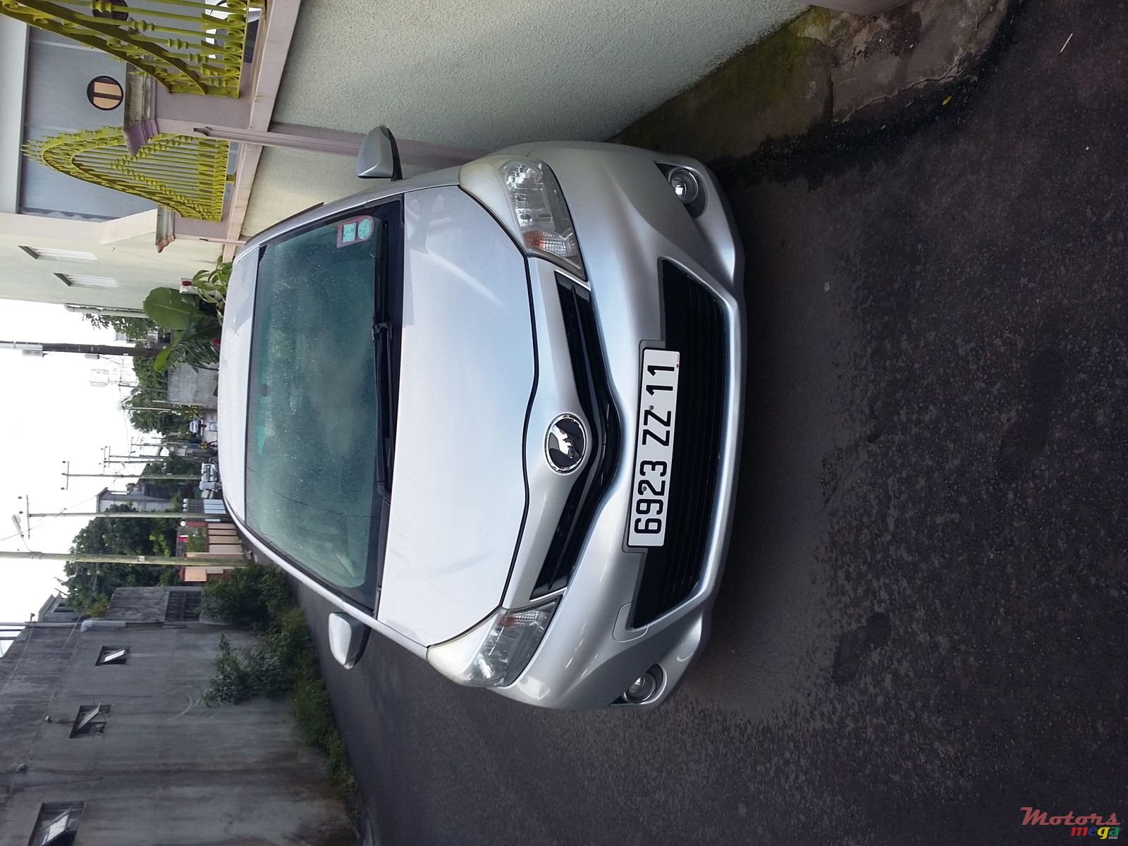 2011' Toyota Vitz photo #1