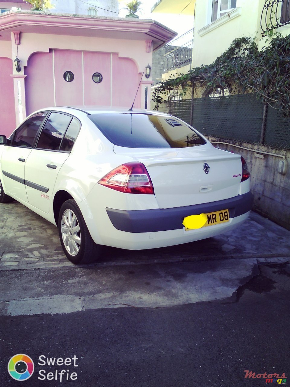 2008' Renault Megane photo #2