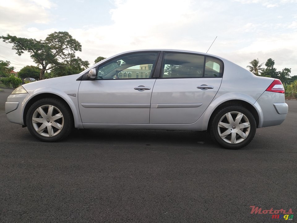 2010' Renault Megane photo #4