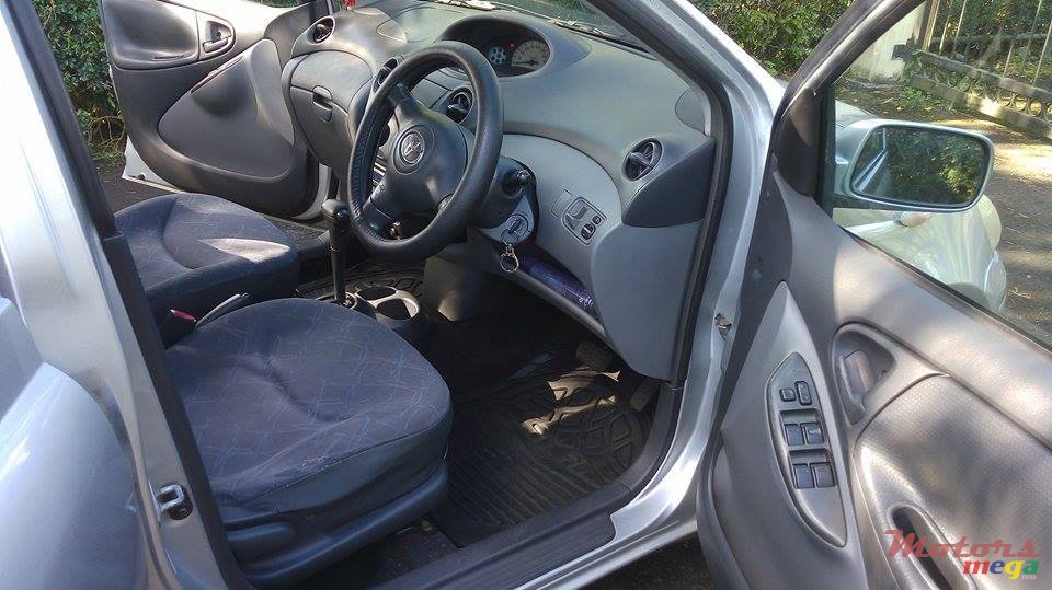 2002' Toyota Vitz photo #5
