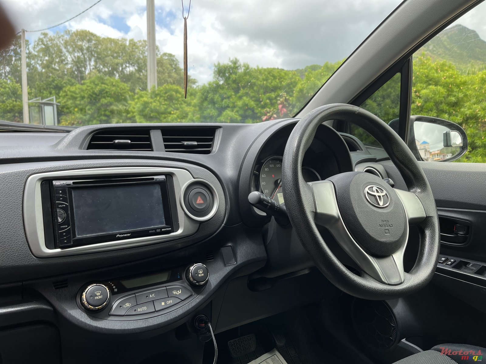 2012' Toyota Vitz photo #6