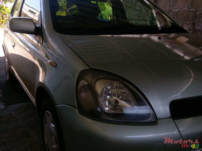 2001' Toyota Vitz photo #1