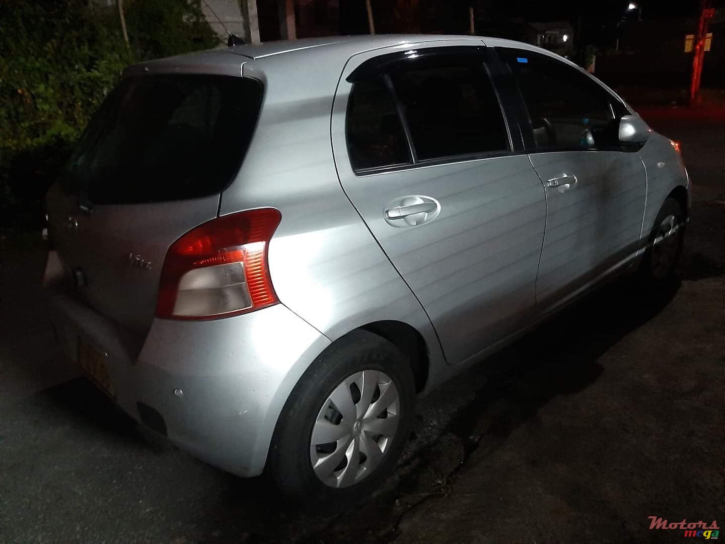 2006' Toyota Vitz photo #1