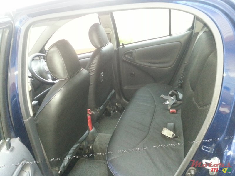 2002' Toyota Vitz photo #4